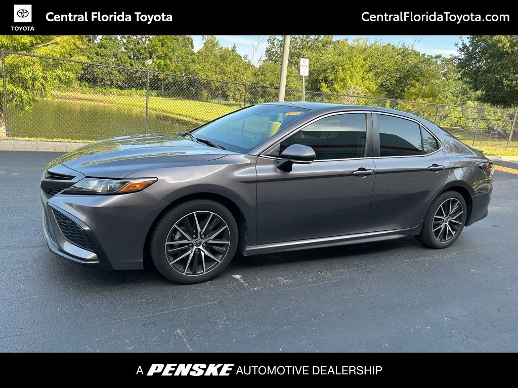 2022 Toyota Camry SE Hero Image
