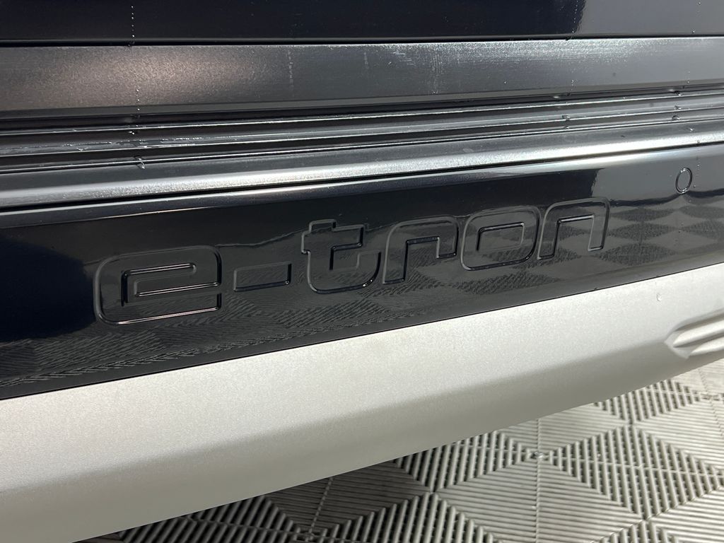 Thumbnail: 2023 Audi Q4 e-tron - 11