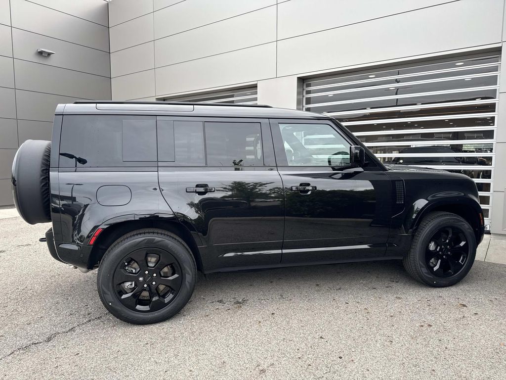 New 2026 Black Land Rover X-Dynamic SE image 7