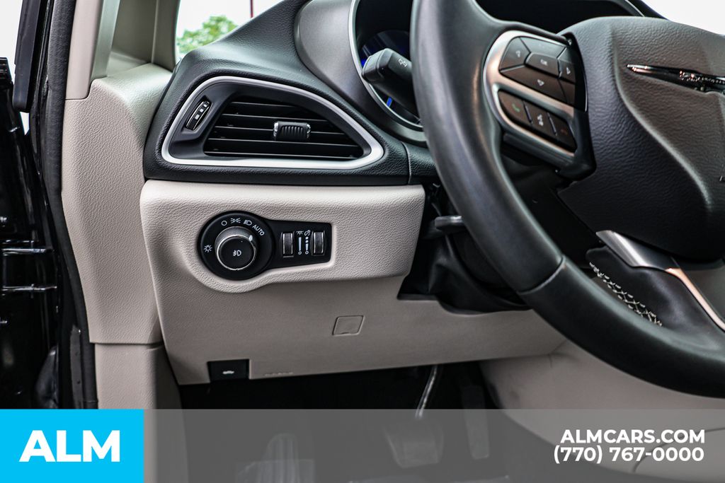 Used 2023 Black Chrysler Touring L image 28