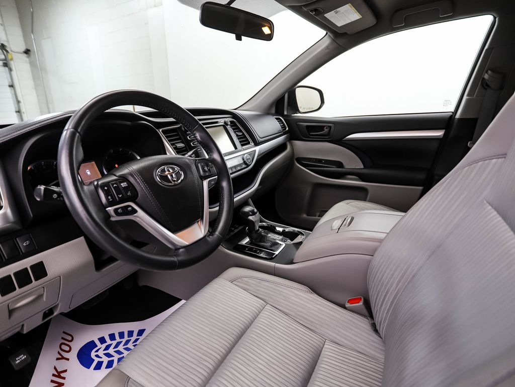 Thumbnail: 2016 Toyota Highlander - 10