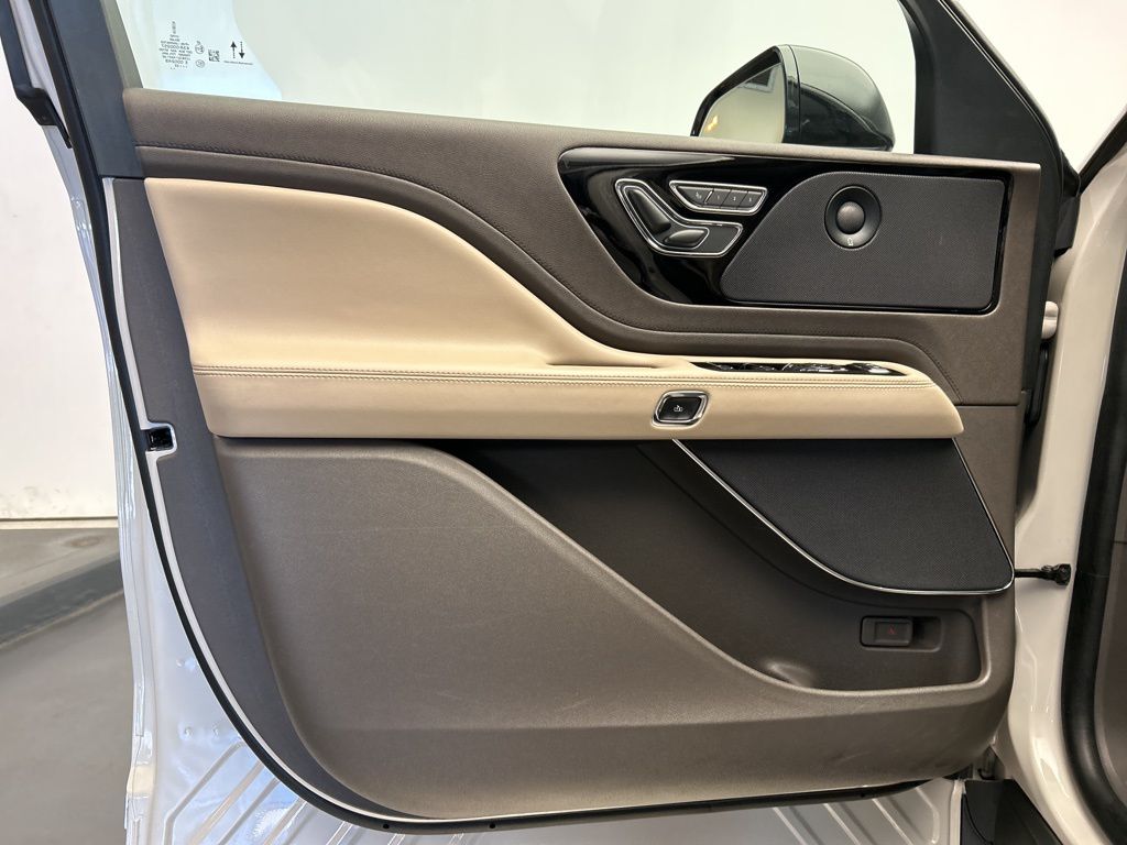 Thumbnail: 2022 Lincoln Aviator - 11