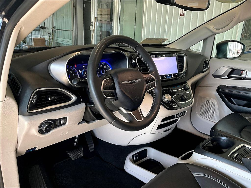 2023 Chrysler Pacifica — photo 8