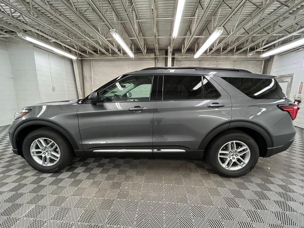 2025 Ford Explorer photo 4