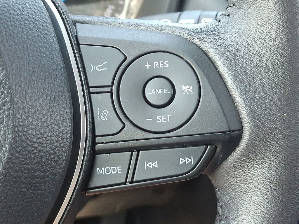 2022 Toyota RAV4 XLE 23