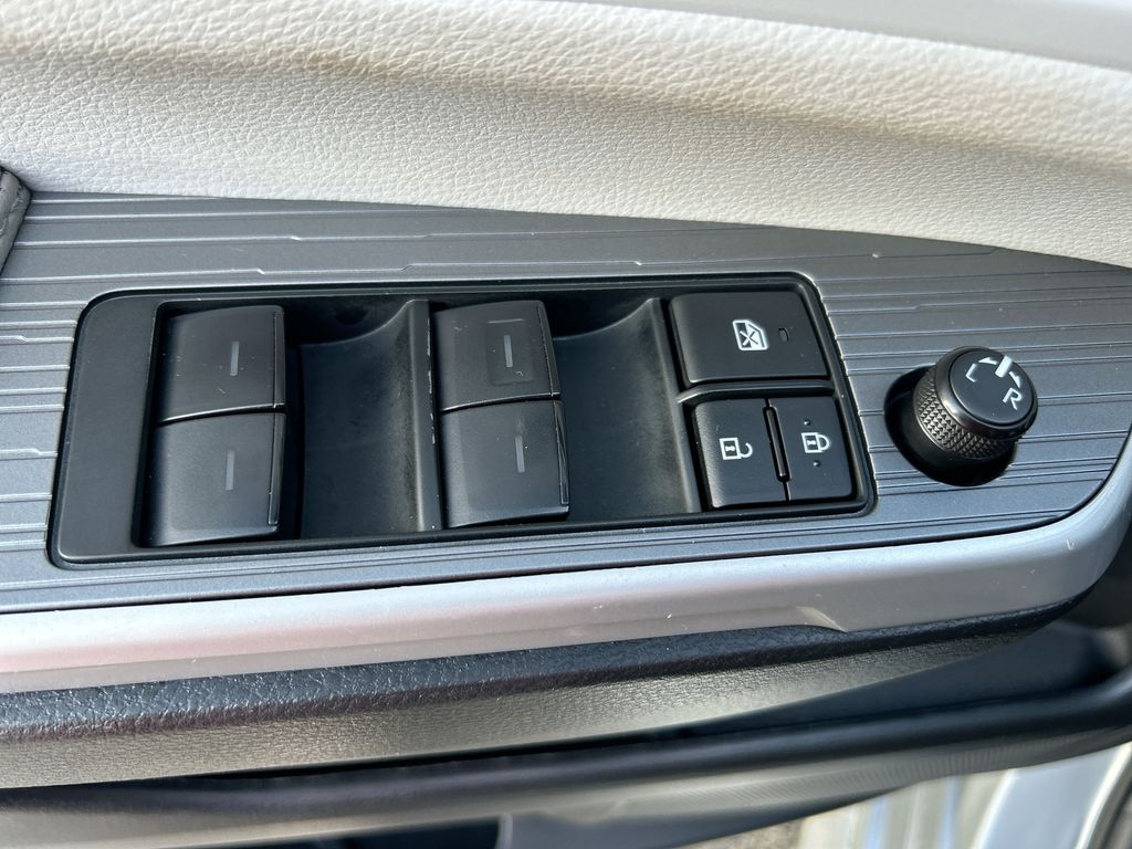 Thumbnail: 2025 Toyota Sienna - 13