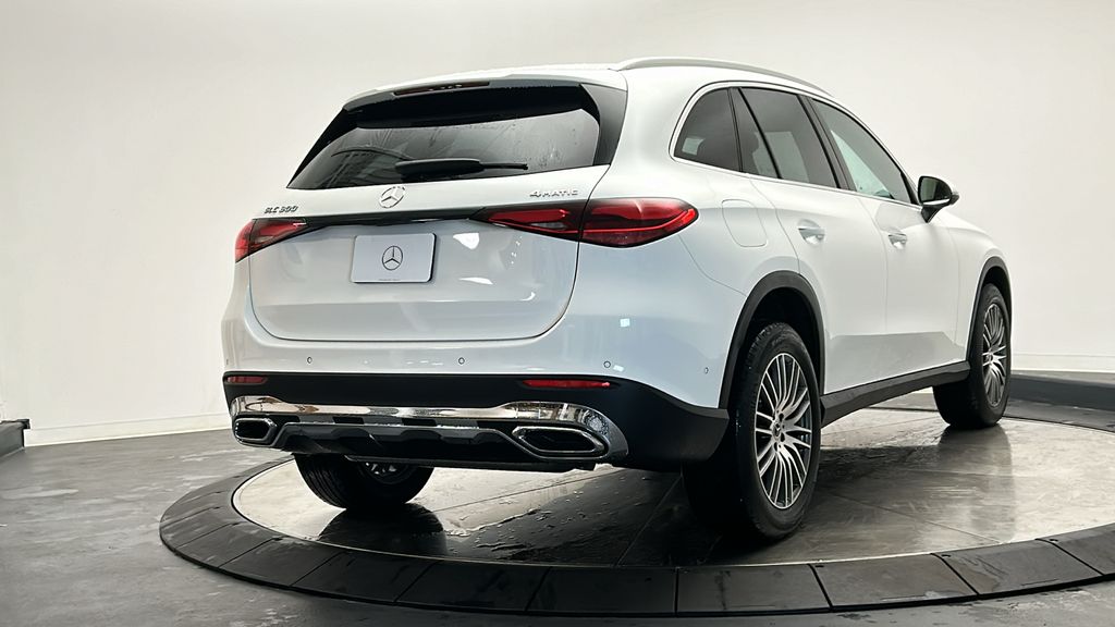 2025 Mercedes-Benz GLC 300 7