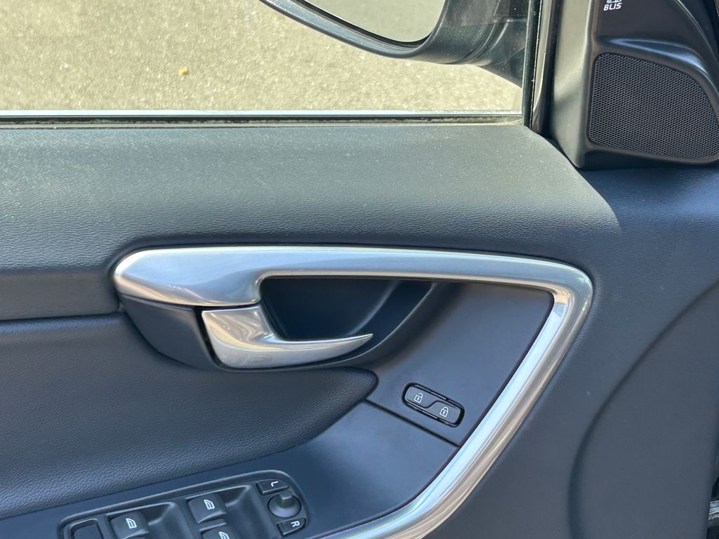 Thumbnail: 2016 Volvo XC60 - 12