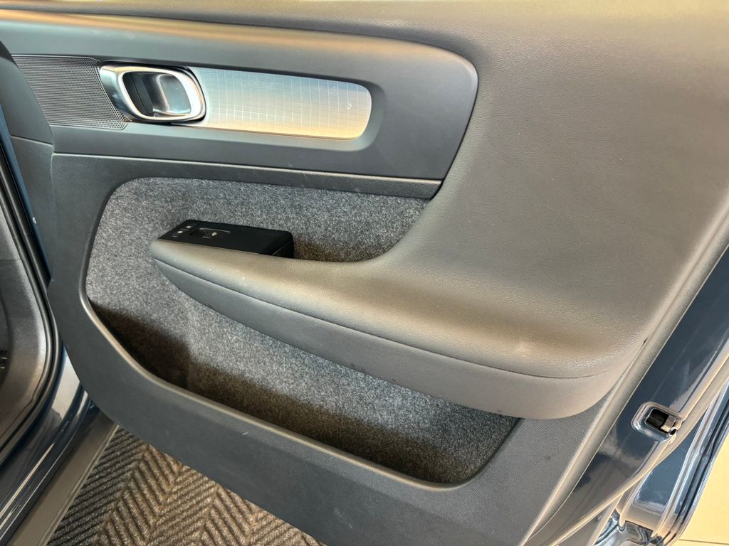 2022 Volvo XC40 Momentum