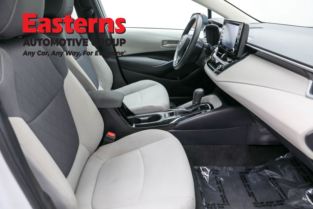 Used 2022 White Toyota LE image 22