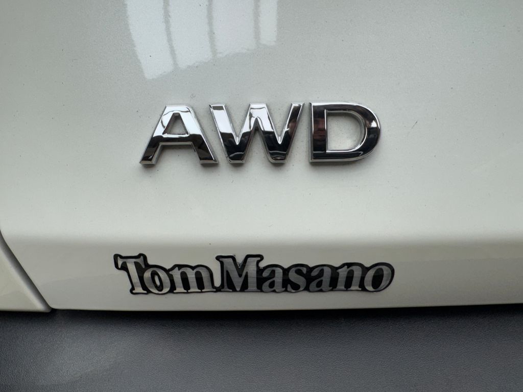 Used 2024 White INFINITI LUXE image 6