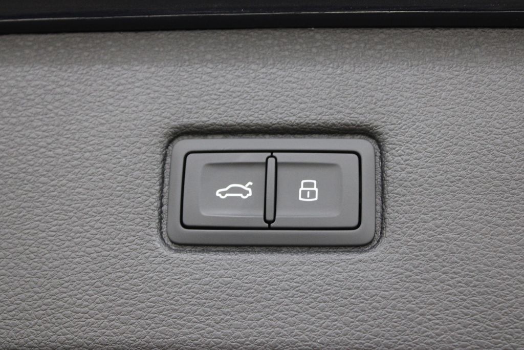new 2025 Audi Q7 car, priced at $64,158