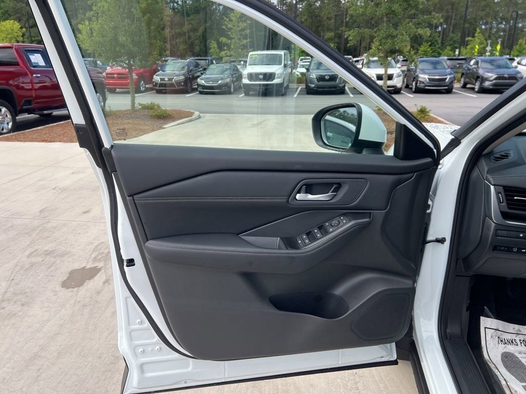 2025 Everest White Pearl Nissan Rogue SV FWD SUV