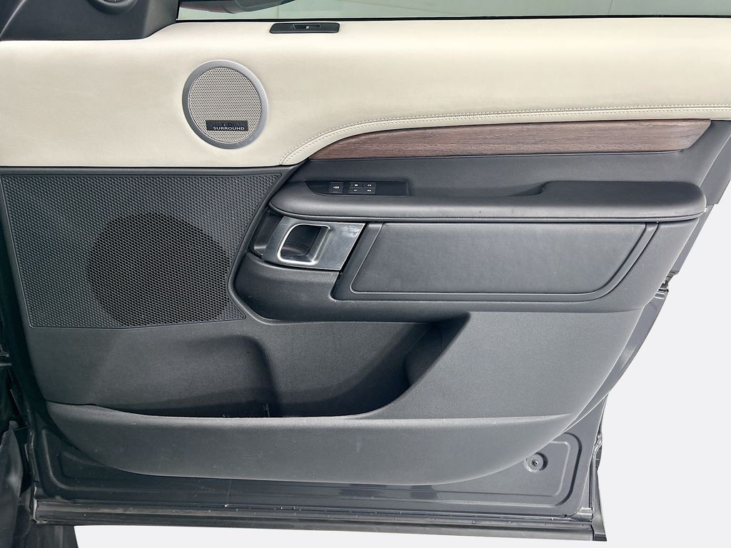 Thumbnail: 2022 Land Rover Discovery - 24