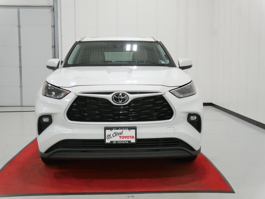 Used 2022 Toyota Highlander XLE with VIN 5TDGZRBH3NS582773 for sale in Waite Park, Minnesota