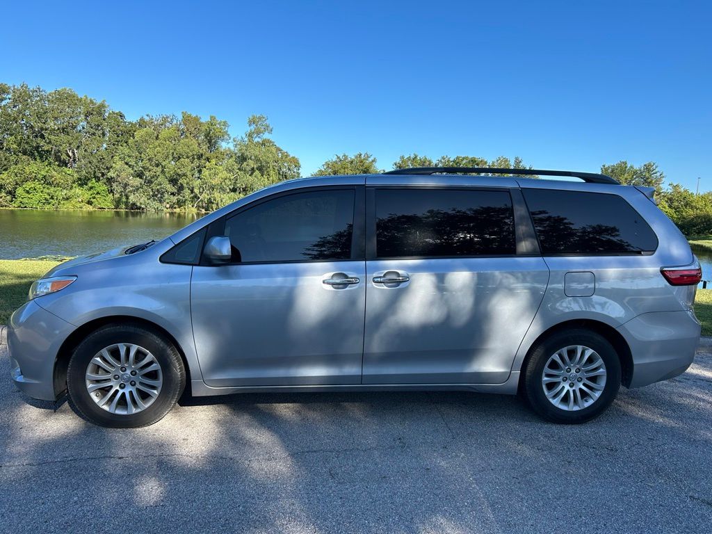 Thumbnail: 2017 Toyota Sienna - 2