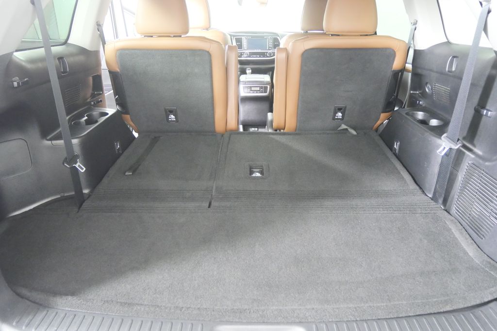 Thumbnail: 2019 Toyota Highlander - 18