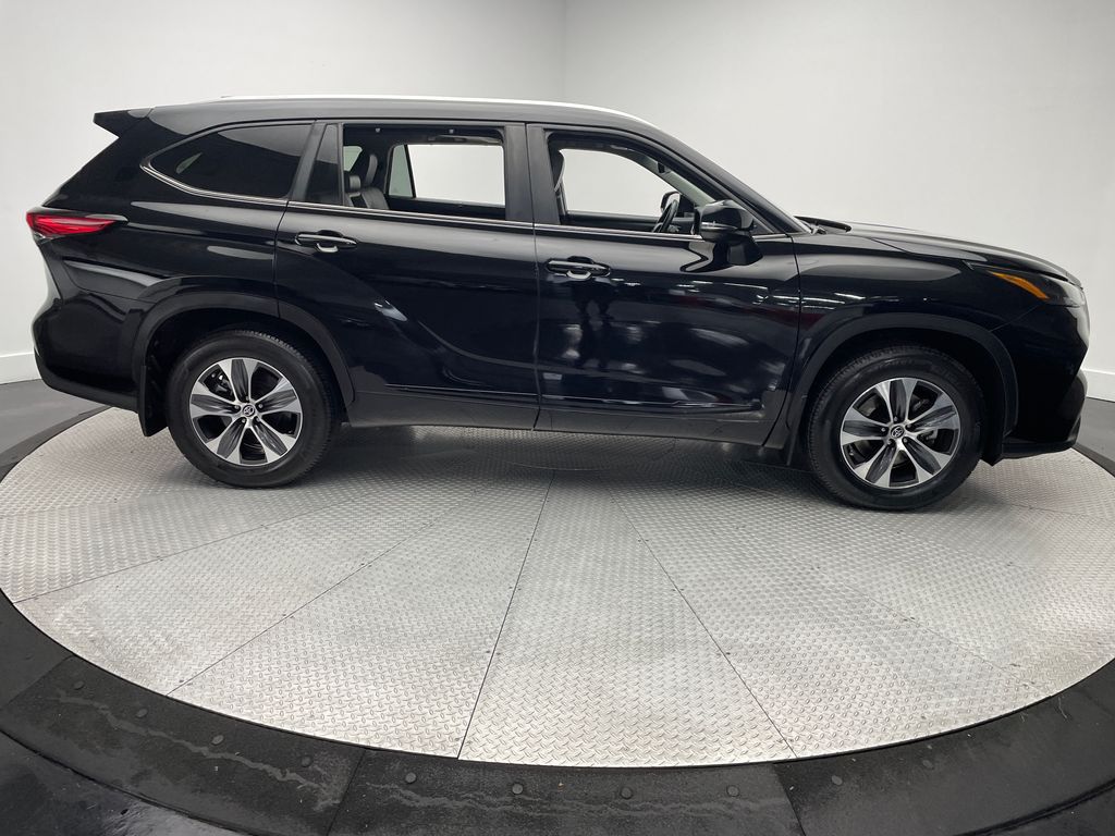 Thumbnail: 2023 Toyota Highlander - 4