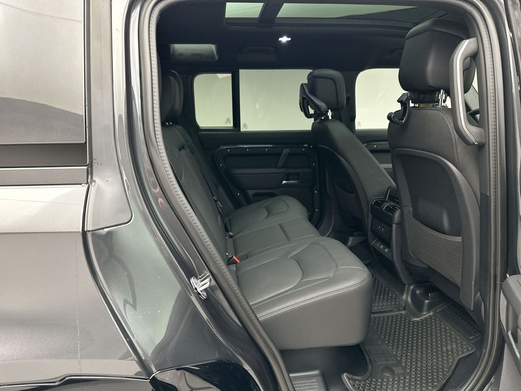 2025 Land Rover Defender 110 6