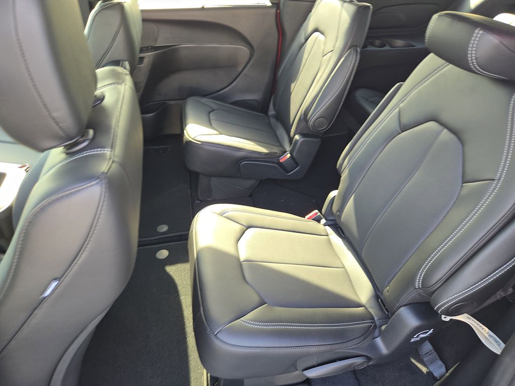 2025 Chrysler Voyager LX - 8