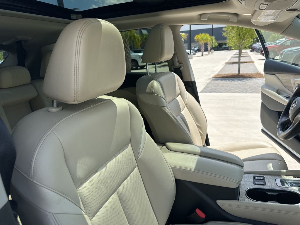 2023 Pearl White Tricoat Nissan Murano SL FWD SUV