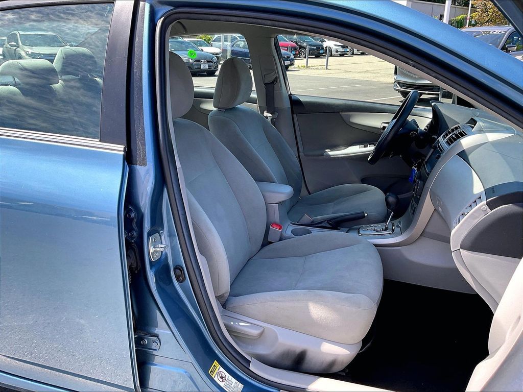 2013 Toyota Corolla — photo 11