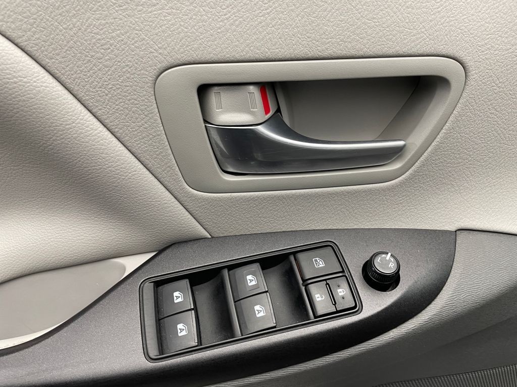 Thumbnail: 2017 Toyota Sienna - 10