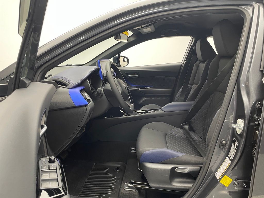 2020 Toyota C-HR XLE 12