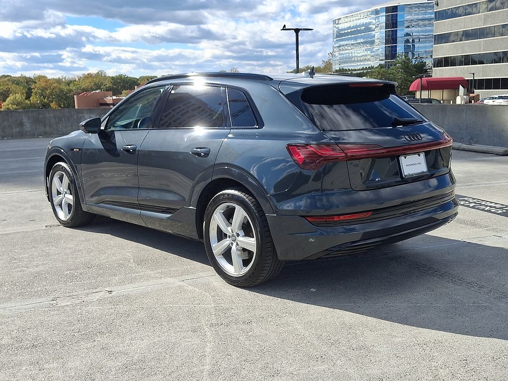 Thumbnail: 2019 Audi e-tron - 10