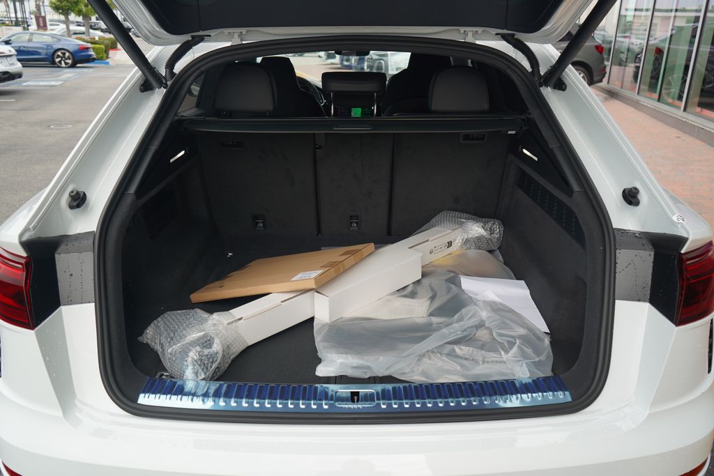 Thumbnail: 2026 Audi RS Q8 - 11