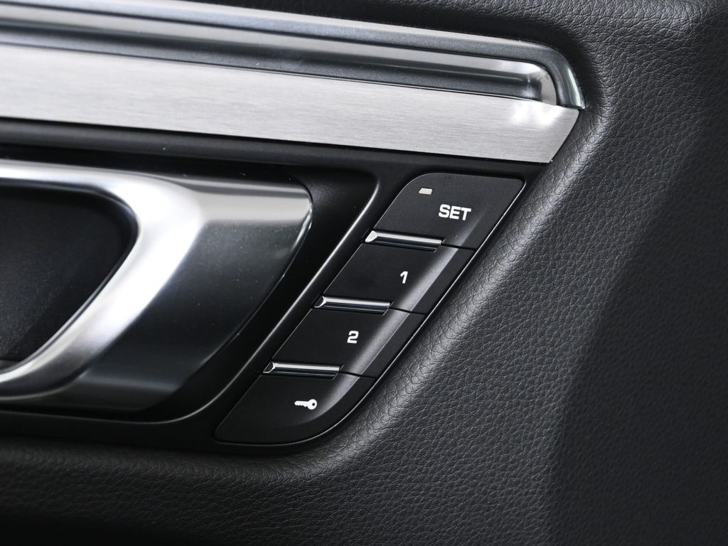 Thumbnail: 2026 Porsche Macan - 32