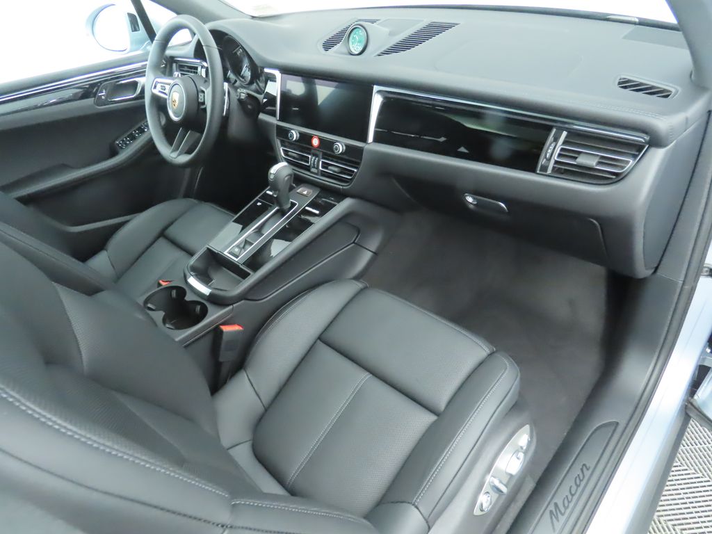 Thumbnail: 2025 Porsche Macan - 21