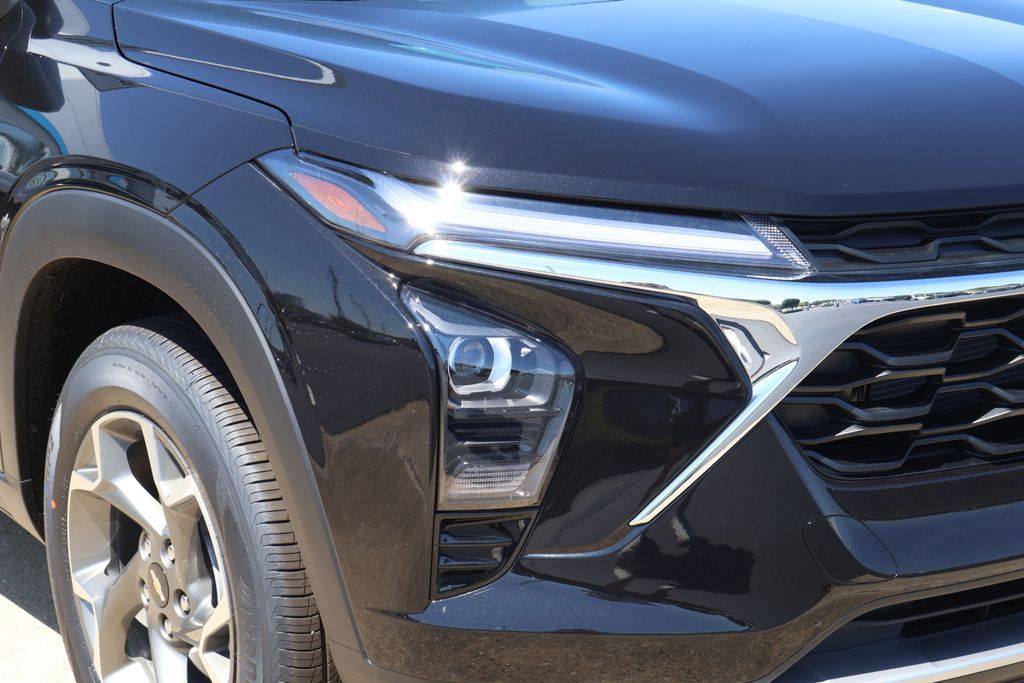 Thumbnail: 2026 Chevrolet Trax - 3