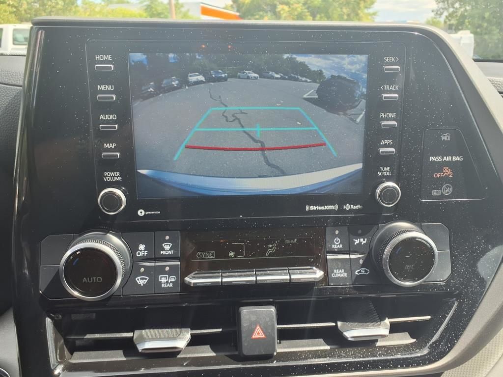 2022 Toyota Highlander LE photo 19