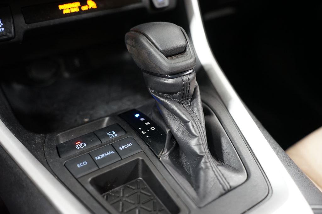 2020 Toyota RAV4 XLE 20