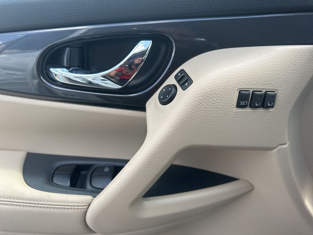 2018 Pearl White Nissan Rogue SV FWD SUV