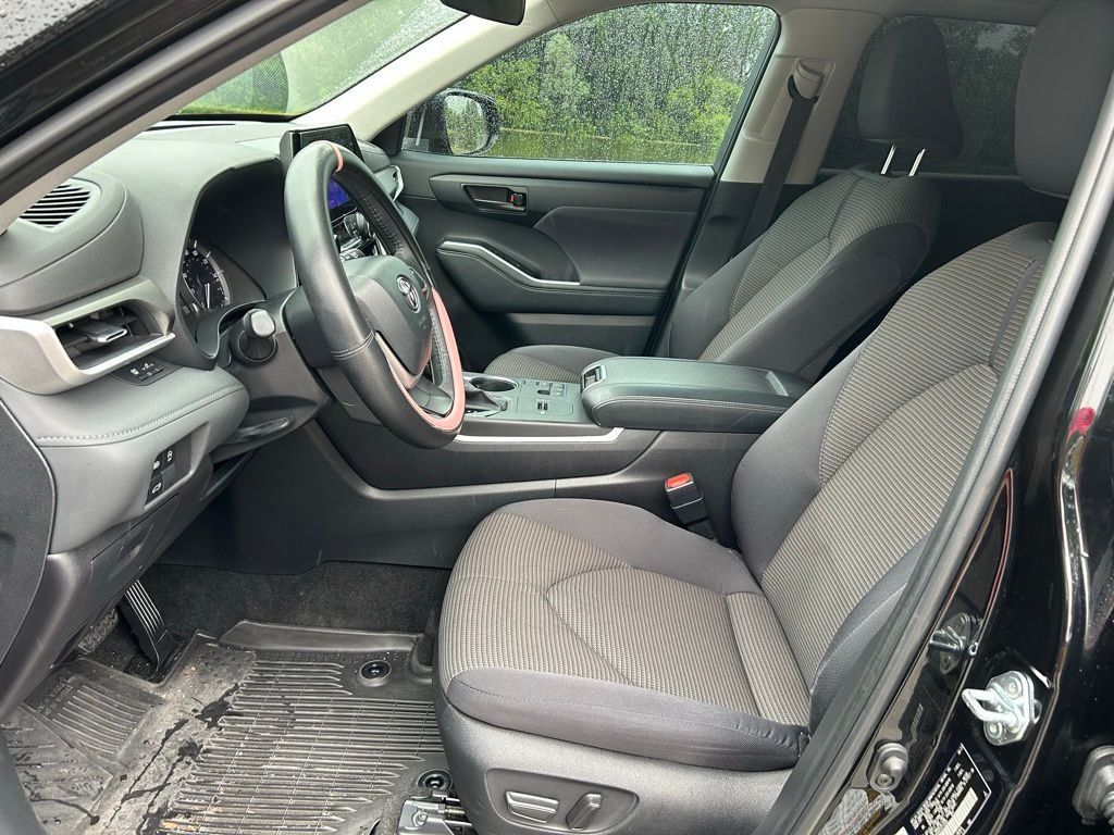 2023 Toyota Highlander LE 14