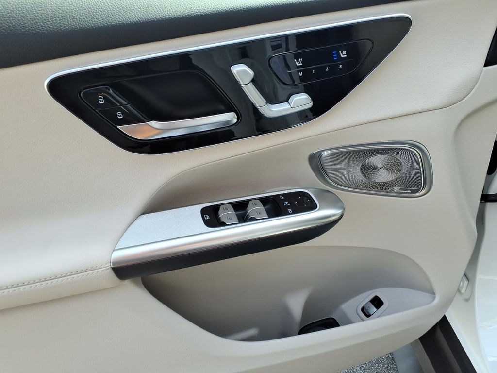 New 2027 Polar White Mercedes-Benz GLC 300 image 12