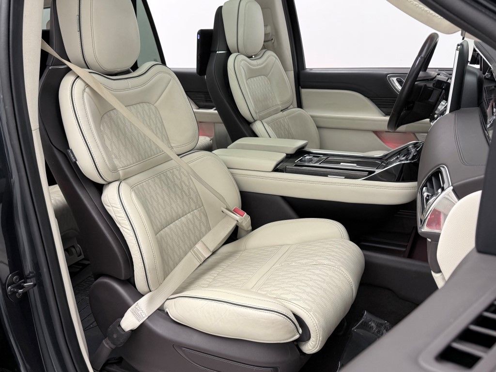 Thumbnail: 2021 Lincoln Navigator - 21