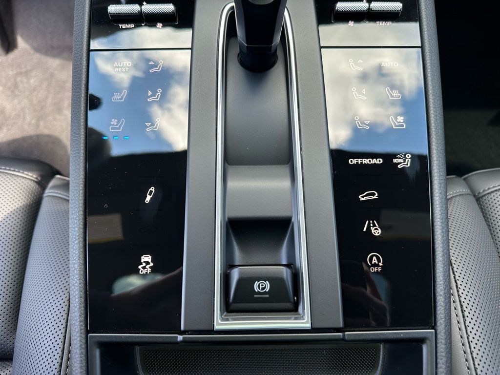 Thumbnail: 2026 Porsche Macan - 26