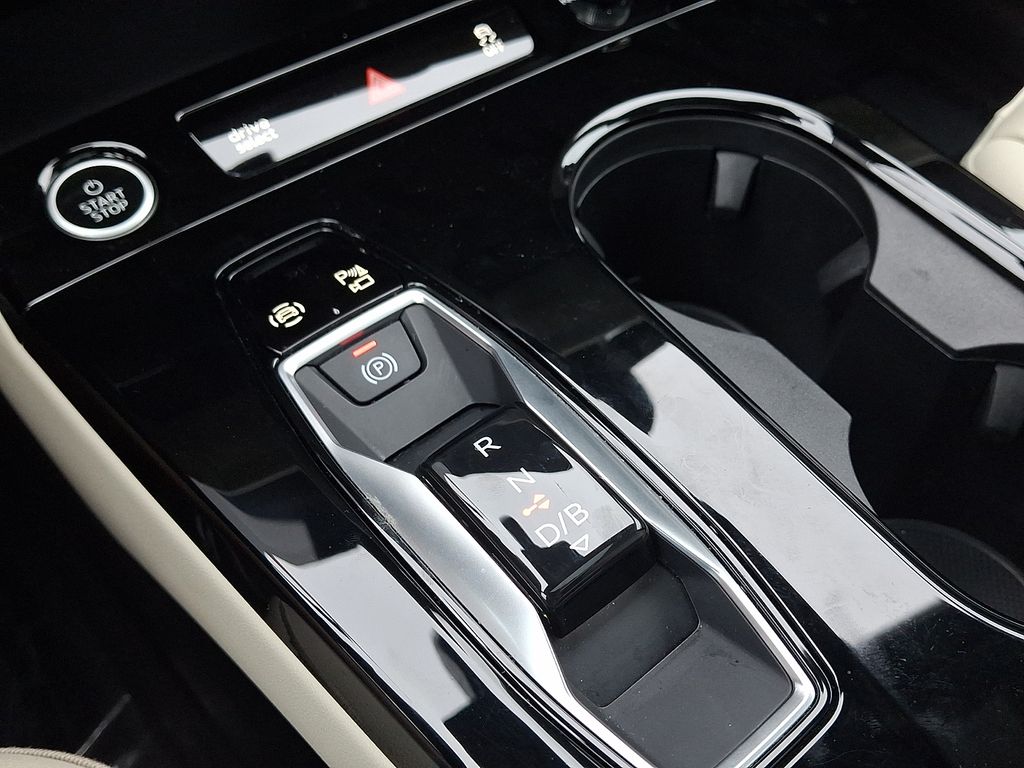 Thumbnail: 2025 Audi Q6 e-tron - 15