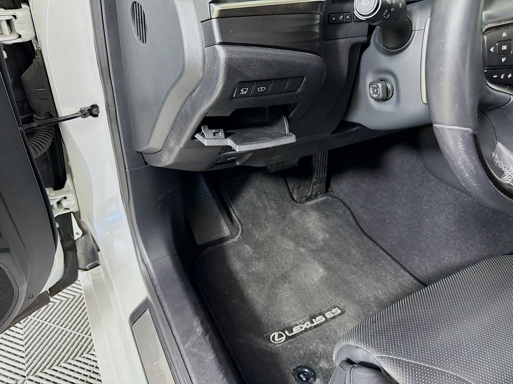 Thumbnail: 2019 Lexus ES - 10