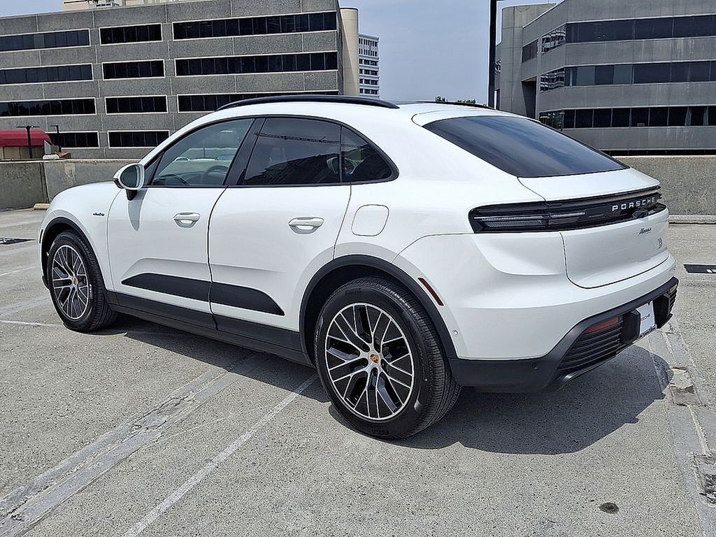 Thumbnail: 2025 Porsche Macan - 3