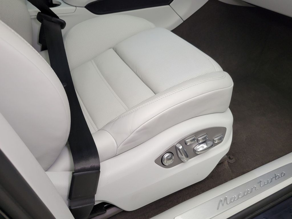 Thumbnail: 2021 Porsche Macan - 13