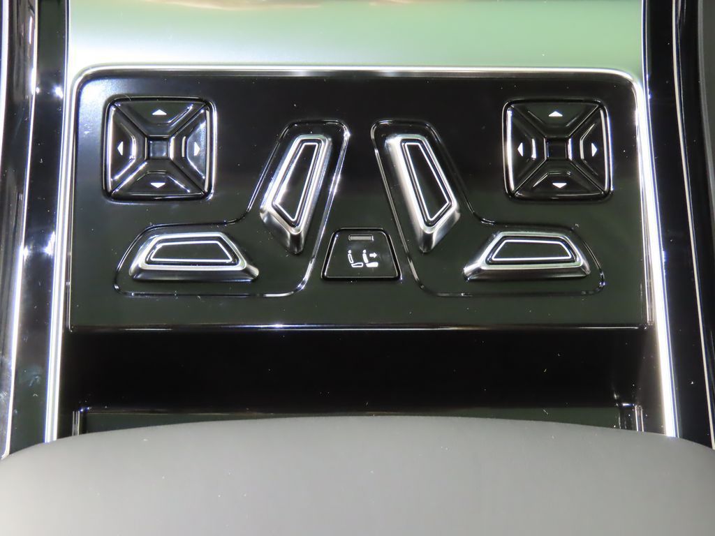 Thumbnail: 2025 Audi S8 - 26