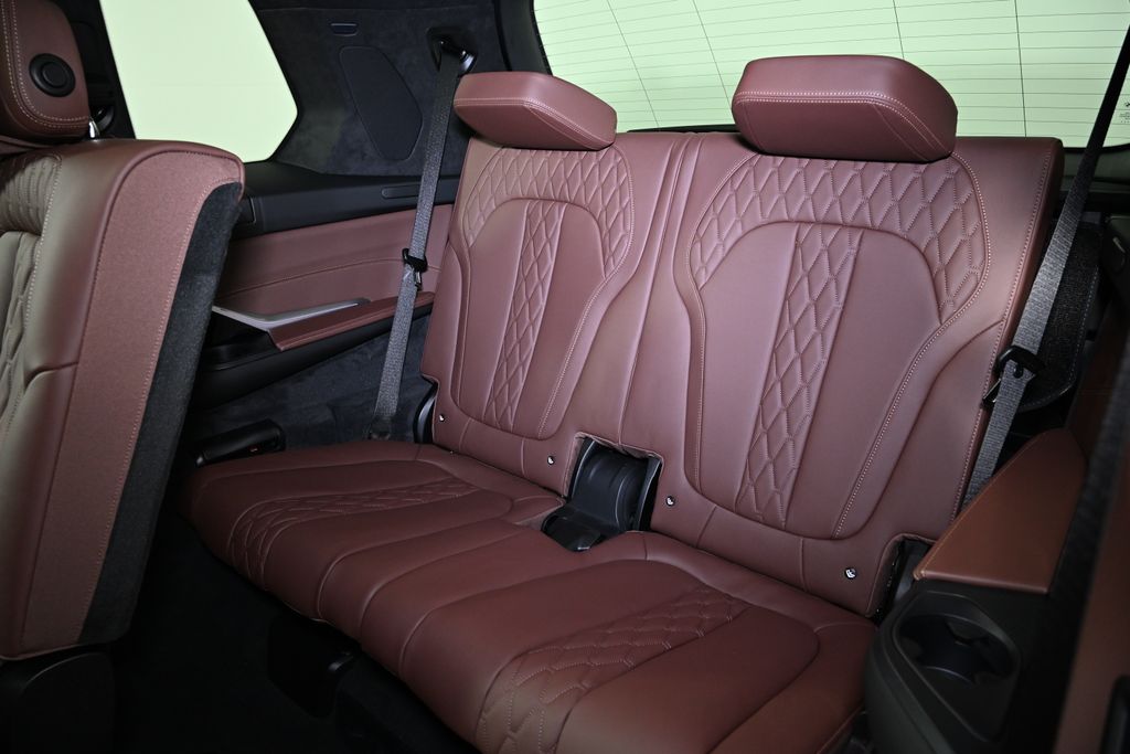 Thumbnail: 2026 BMW X7 - 27