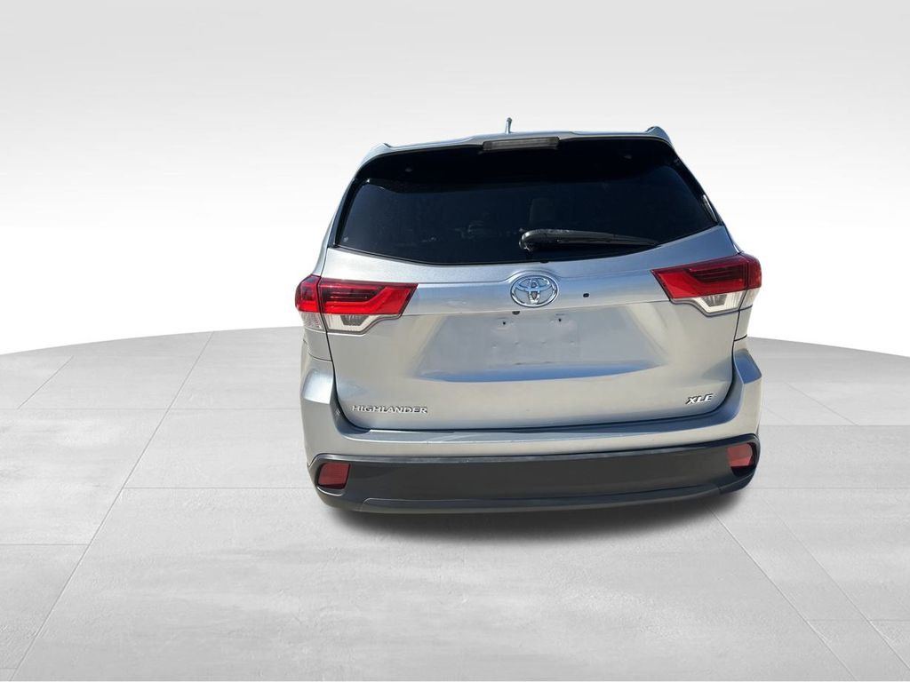 2019 Celestial Silver Metallic Toyota Highlander XLE FWD SUV