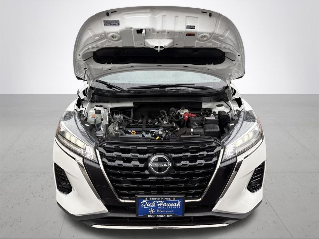 2024 Nissan Kicks SR photo 2