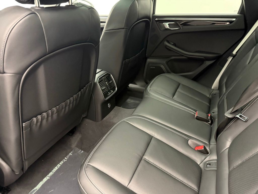 Thumbnail: 2026 Porsche Macan - 20