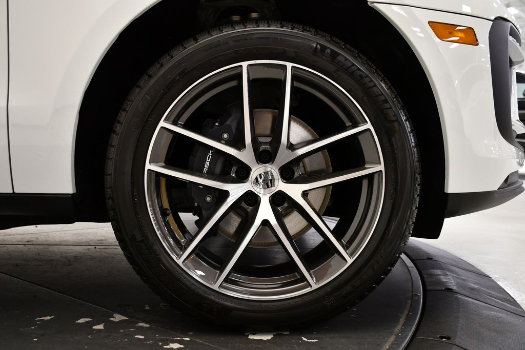 Thumbnail: 2026 Porsche Macan - 19